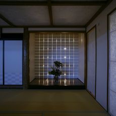 気季座間のあるすまい：「光壁」・nikeデザイン：壁素材・「タイル」・（ダイナワン製品）「WASI/150×150」：目地幅5ｍｍ：透明アクリル下地にタイルを圧着貼