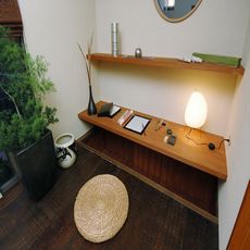 浦和の家：玄関土間脇の趣味コーナー〔足掘り込みカウンター仕様〕：カウンター・ブラックチェリー突板染色