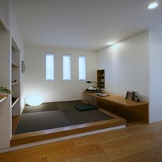 四日市の家：2.5帖の小上がり畳書斎コーナー〔足掘り込みカウンター仕様〕：カウンター・欅突板染色・nikeデザイン