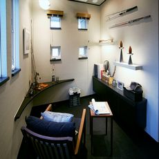 柏葉の家：男の隠れ家的趣味の部屋：R型カウンター＆サイドボード・nikeデザイン・楢材に染色・菊川建匠製作