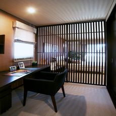 和歌山の家2階：寝室横・2.5帖の書斎：格子タイプのレーザーカットスクリーン・（西清マテリアル製品）・nikeデザイン