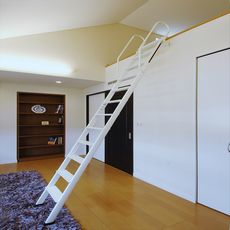 河内の家：ロフトシリーズ：屋根裏ロフトへの既製品金属製梯子