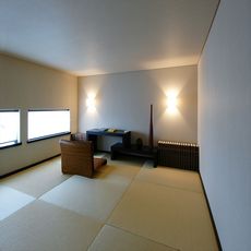 佐賀の家：ロフトシリーズ：小屋裏6帖のロフト：天井Ｈ1400?：隣接フラット屋根面からのサイド窓からの光
