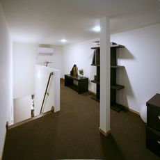 川越の家：ロフトシリーズ：小屋裏収納床：タイルカーペット敷（東リ製品）