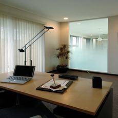 筑波の家：デスクから吹き抜け大窓ＦＩＸ：飛散防止フィルム貼・３M商品