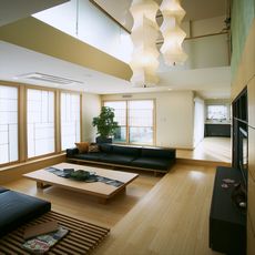 戸田の家：ステップダウンリビングからの吹き抜け空間・nikeデザイン監修