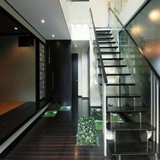 平沼の家：玄関ホール＋階段室の吹き抜け空間・nikeデザイン