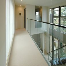 つくばの家：2階廊下吹き抜けガラス手摺・nikeデザイン