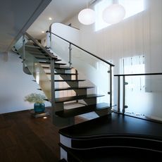 気季座間のあるすまい：1階ホール～階段室吹き抜け空間・nikeデザイン