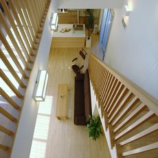 一宮の家：階段ホール吹き抜け：格子連続手摺・nikeデザイン