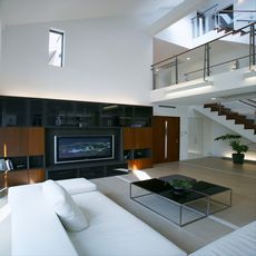 京都五条の家：リビング~2階~ロフトの勾配天井3層吹き抜け空間・nikeデザイン