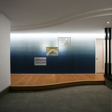 あきづの邸宅：バランス照明：壁面の藍染和紙のグラデーションを際立て天井面（天空）の明るさを強調する：深海～天空への誘い・nikeデザイン