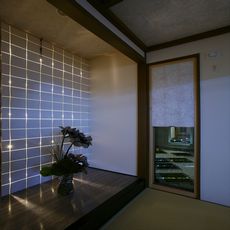 気季座間のあるすまい：コーニス照明・壁面灯時・nikeデザイン・菊川建匠製作・タイル・（ダイナワン製品）