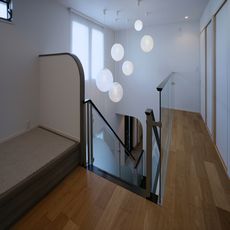 気季座間のあるすまい：ペンダント照明・階段上ホールのまん丸灯（オーデリック製品）複数の大小の照明の高さを変えて配置