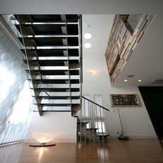 あきづの邸宅：階段下フロアーライト：（ヤマギワ製品）と吹き抜けペンダント（Panasonic製品）の融合