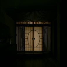 和歌山の家：玄関ホール&座の間2重季節建具で灯りを愉し遊ぶ『うっすらとおもてなし』の演出・nikeデザイン