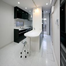 あきづの邸宅：ペンダント照明・キッチンサービスカウンター上・取り付け高さに工夫（デザイン＆機能）・nikeデザイン