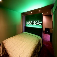 あきづの邸宅：コーブ照明・寝室ベットヘッドボード（ＬＥＤ内蔵：４色）色の変化を愉しむ・nikeデザイン・乃村工藝社製作
