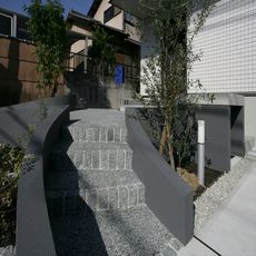 すこやかな陽光・いろどり佇まい：EXテーマ【日々の優しさ】黒御影石のピンコロで階段構成：駐車場と玄関の２ウェイ動線・澤田デザイン・nike監修