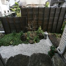 あきづの邸宅：和庭・白砂利で清らかな水の流れをイメージ、庭石は生駒石を重ねる・nikeイメージ・KINARIデザイン