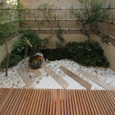 稲毛の家：角柱石平埋め込みで水の流れを演出