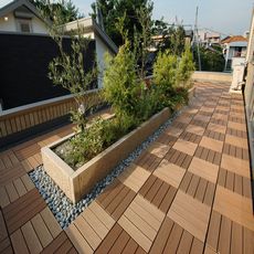 浦和の家：屋上の庭：人口木デッキ材と花壇・HONDAデザイン・NATEX施工・全体監修nike
