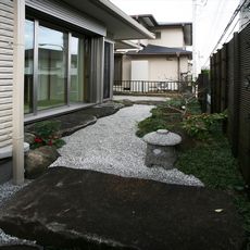 あきづの邸宅：EXテーマ【威風堂々】庭とアプローチ・nikeデザイン・NATEX施工