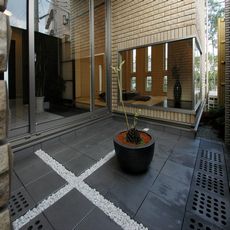 松山の家：モダン中庭（タイル貼）・NATEX施工・全体監修nike