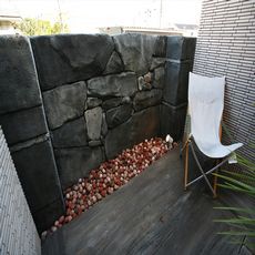 川越の家：外空間のごろた石水盤