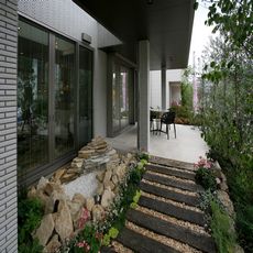 和歌山の家：EXテーマ【育む庭】完全プライベートな自遊空間・石材とタイルと枕木・nikeデザイン・地元業者施工