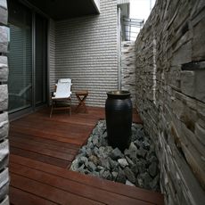 和歌山の家：EXテーマ【プライベートゾーン】中庭ウッドデッキ&水琴窟&擬石目隠し壁・nikeデザイン