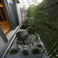 和歌山の家：和室省スペース和庭・石つくばい石庭・アルミ格子壁（タカショウ製品）・nikeデザイン・地元業者施工