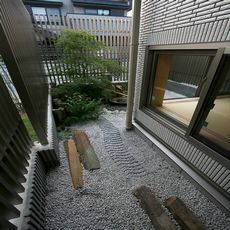 和歌山岩出の家：和室コーナー窓（出入り＋地窓）小スペース和石庭・nikeデザイン