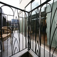 nikeデザインポイント：あきづの邸宅：鍛鉄（ロートアイアン）の古代銀杏をモチーフにしたフェンス&手摺〔未来永劫代わらぬ想い〕を表現
